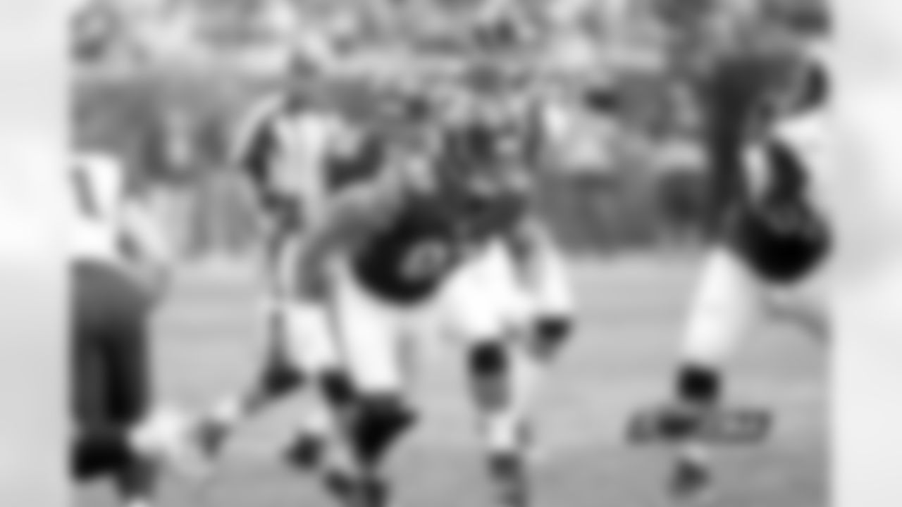 87 Kellen Davis explodes off the line and completes a pass for 8 yards over the middle of the field.
