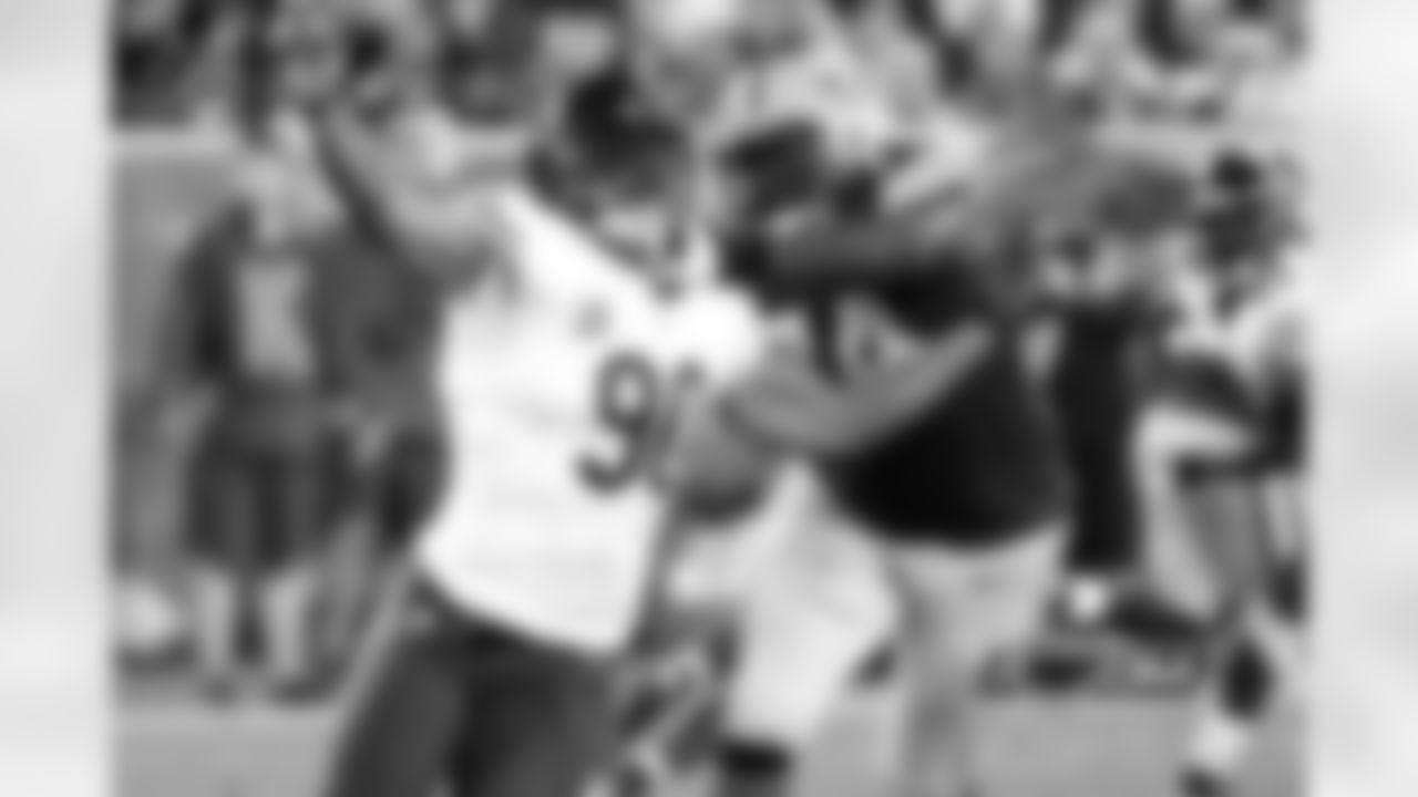 90 Julius Peppers is held on a play by Packers T Marshall Newhouse in the fourth quarter.