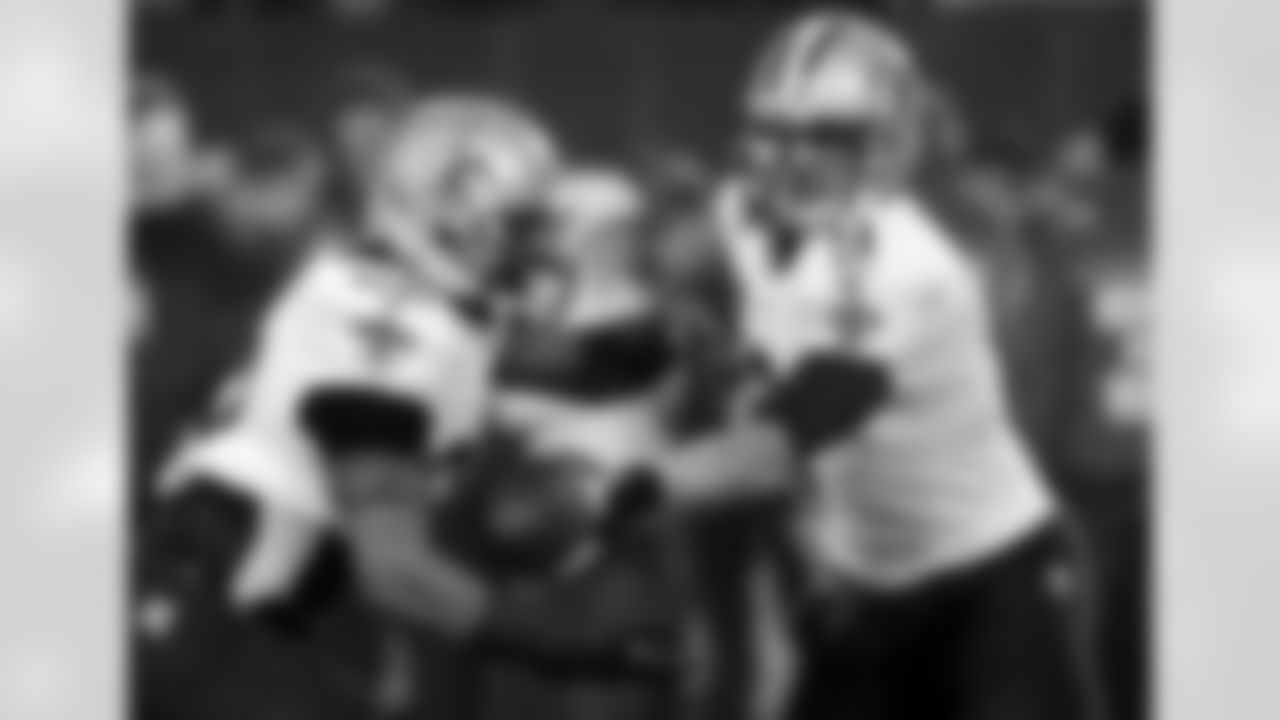 Saints QB Drew Brees hands off to RB Mark Ingram