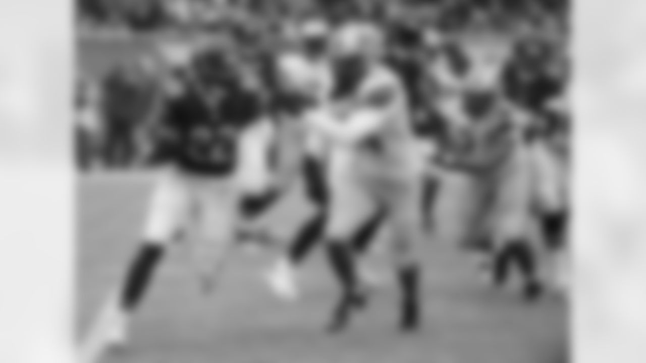 Bears RB Matt Forte carries against Lions LB DeAndre Levy