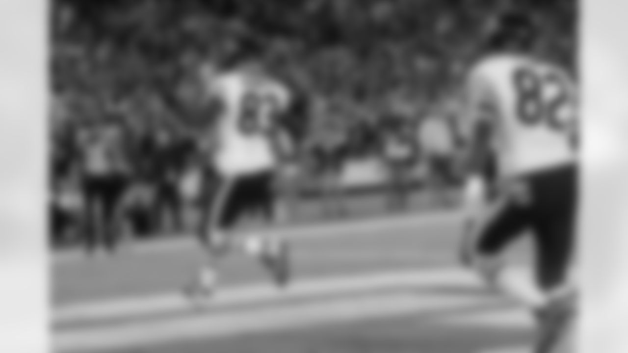 Chicago Bears tight end Martellus Bennett celebrates his touchdown