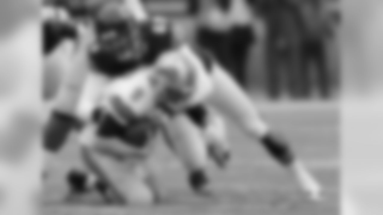Bears DE Jared Allen sacks Lions QB Matthew Stafford