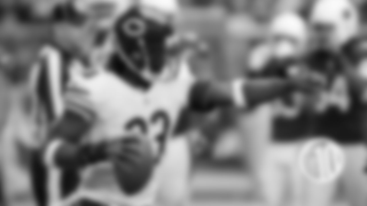 (1) Charles Tillman
In 12 seasons with the Bears, Tillman forced 44 fumbles by introducing the "Peanut Punch" and recorded 38 interceptions, the most by a cornerback in team history.