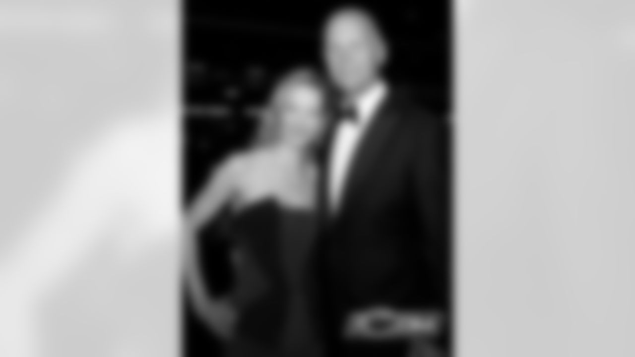 Chicago Bears alumni player Jay Hilgenberg and Dr. Melinda Knight.
