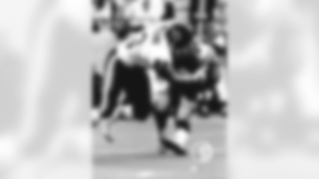 (8) Defense dominates Detroit
The Bears defense did not allow a touchdown while registering two interceptions and five sacks in a 10-6 win over the Lions Nov. 25, 1993 at the Pontiac Silverdome. Trace Armstrong led the defense with two sacks.