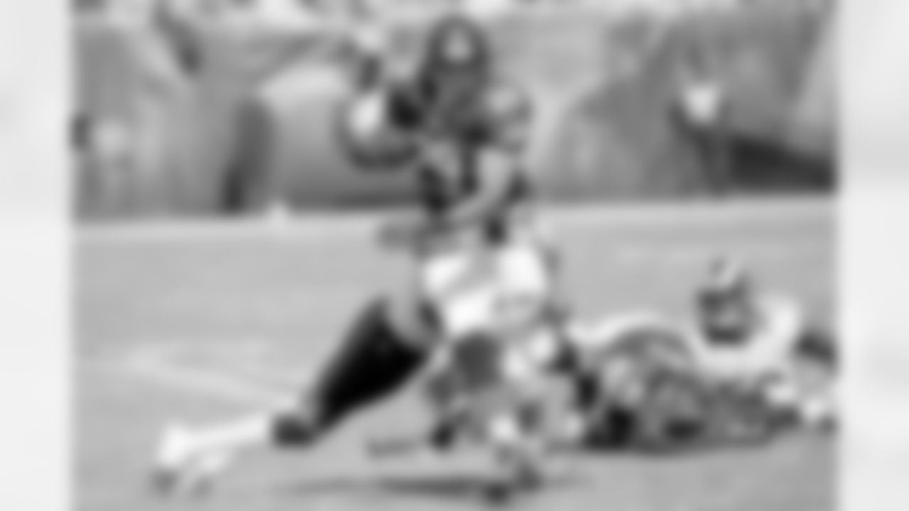 RB Michael Bush powers through the Rams defense for a gain of 13 yards and a Bears first down.