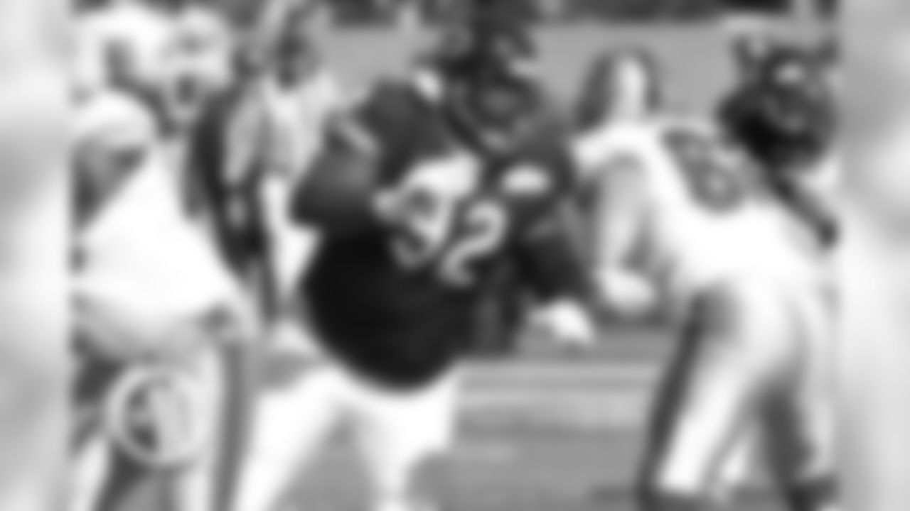 9. Ted Washington
A mountain of a man who helped the Bears win the NFC Central title in 2001, Washington was an extremely powerful defensive tackle who dominated against the run.