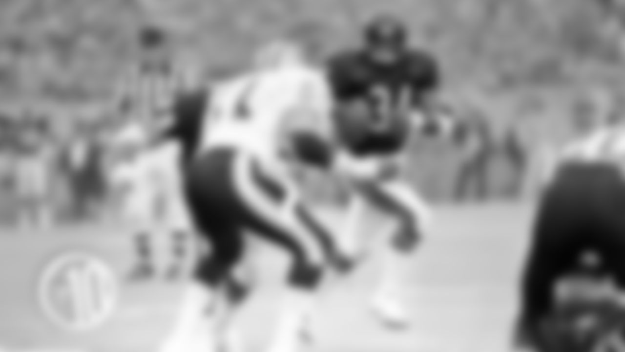 (9) Throwing two TD passes versus the Saints
A man of many talents, Walter Payton threw touchdown passes of 56 and 21 yards to Willie Gault on Sept. 18, 1983 against the Saints in New Orleans.