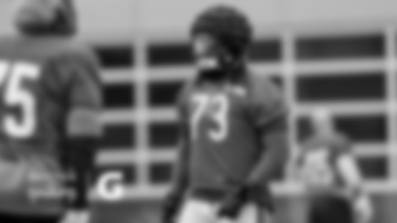 OL Lachavious Simmons
