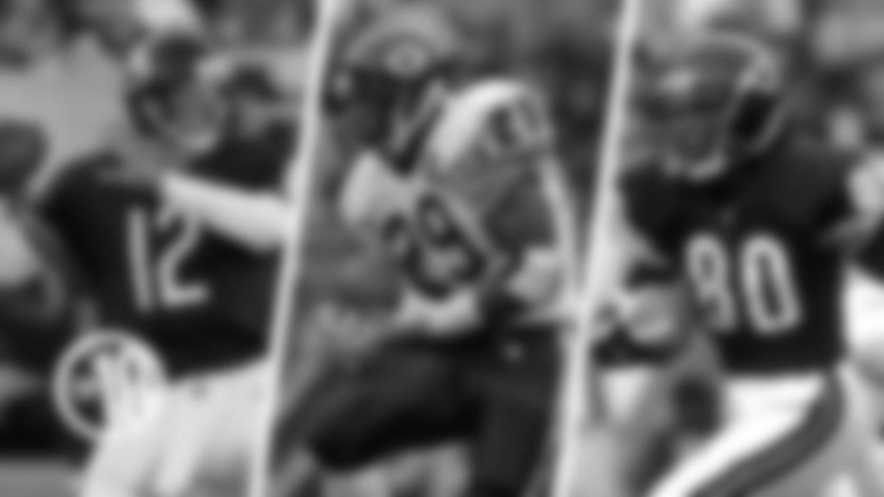 *6. Erik Kramer/Raymont Harris/Curtis Conway *
The three Bears players appeared as themselves in a 1997 episode of "Married with Children" in which Al Bundy (Ed O'Neill) sells his soul so he can play for the Bears.