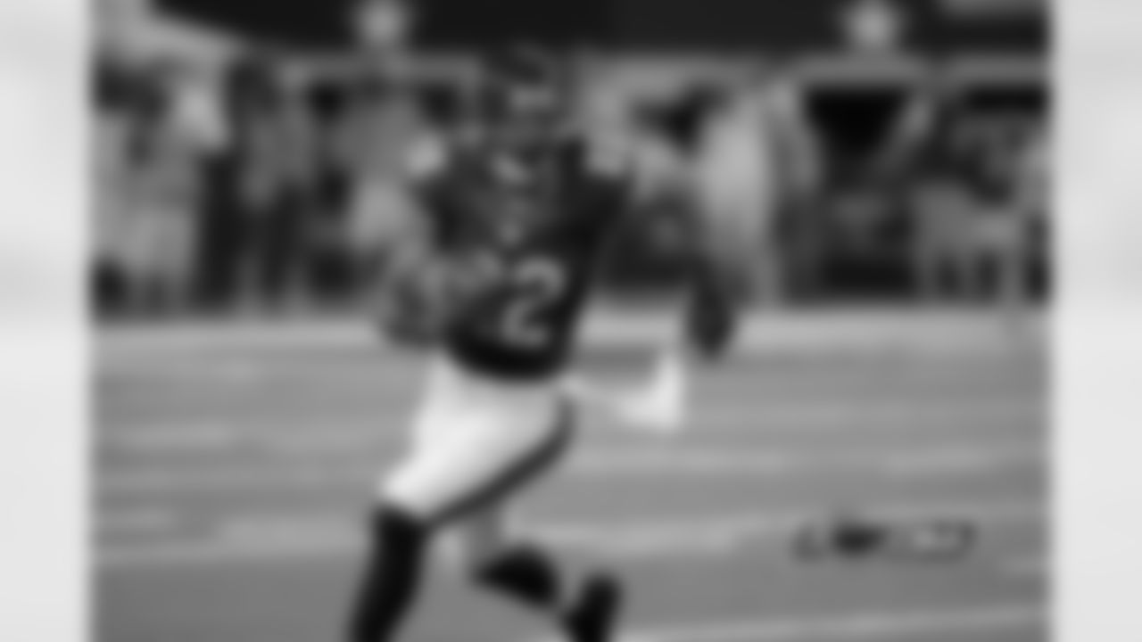 Bears RB Matt Forte takes advantage of the open field and carries the ball for a 9-yard gain.