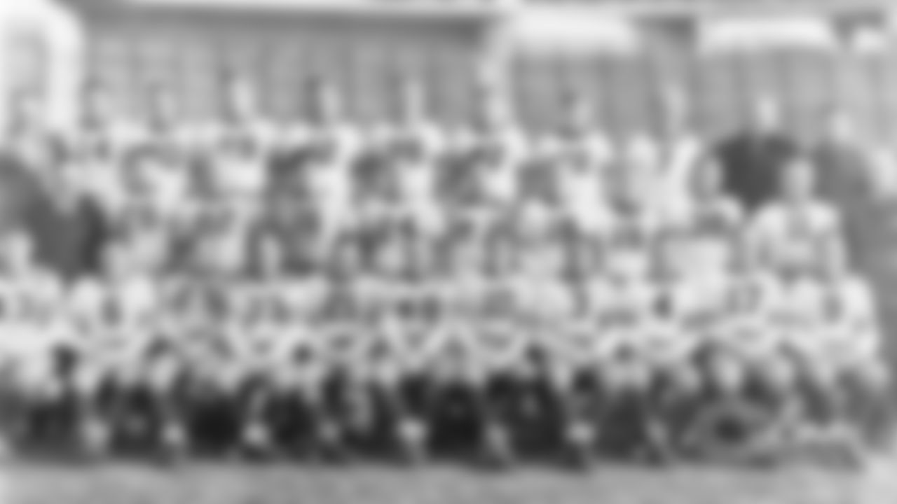 1937
3. Nagurski 4. Molesworth 6. Ronzani 7. Rentner 9. Buivid 10. Manders 11. Doehring 12. Sullivan 13. Stydahar 14. Plasman 15. Hammond 16. Musso 17. Zeller 18. Manske 21. Fortmann 22. Karr 24. Bausch 25. Nolting 26. Bell 27. Trost 29. Thompson 30. Wilson 33. Masterson 38. Francis 47. Conkright 48. Feathers 76. McDonald 82. Bjork George Halas - Head Coach