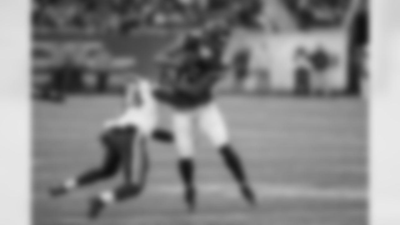 Chicago Bears WR Brandon Marshall tries to evade Vikings CB Captain Munnerlyn.
