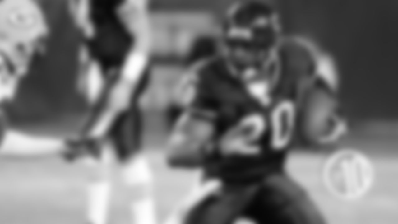 (2) Thomas Jones, running back
Jones played just three seasons with the Bears from 2004-06, but he ranks sixth on the team's all-time rushing list with 3,493 yards and ran for 22 touchdowns.