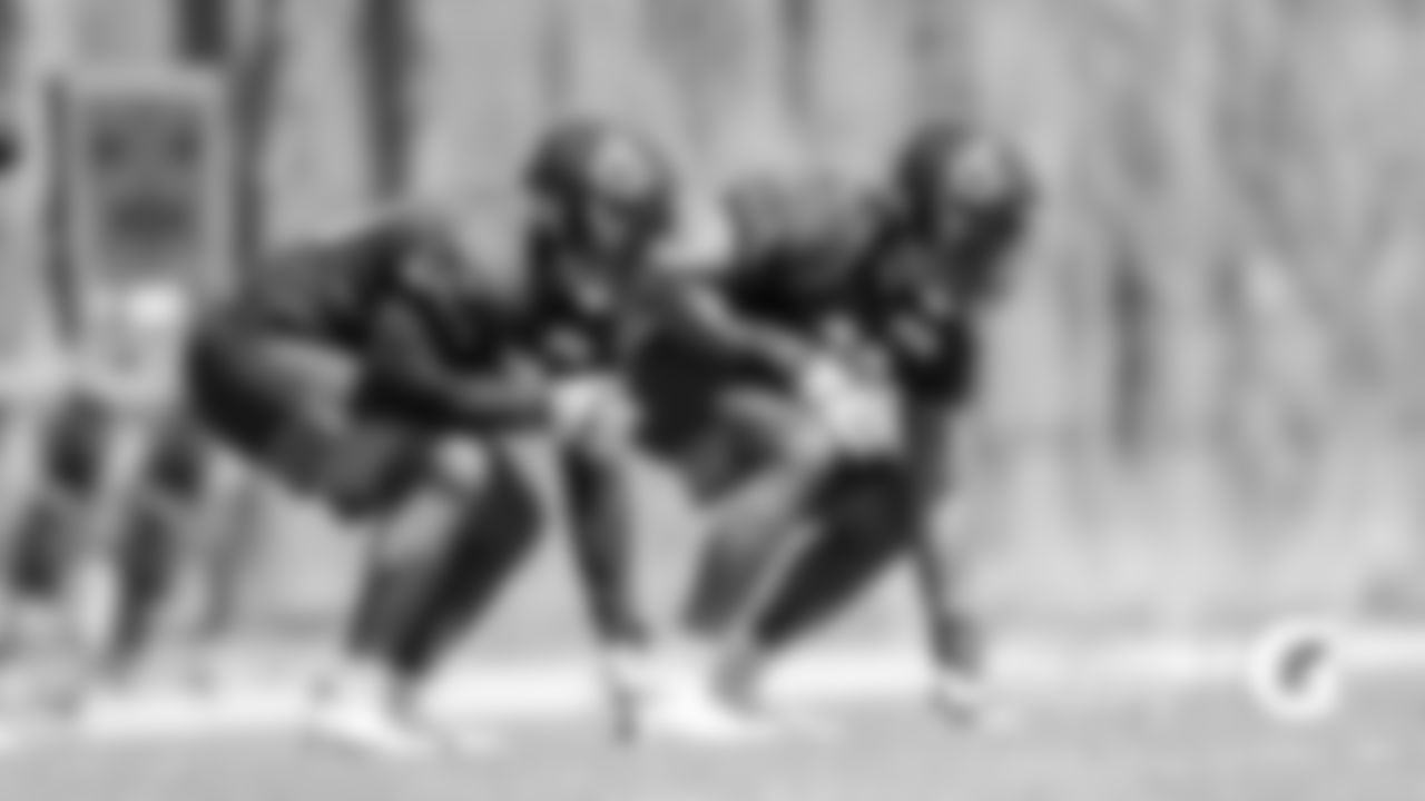 OL Ja'Tyre Carter, OL Braxton Jones