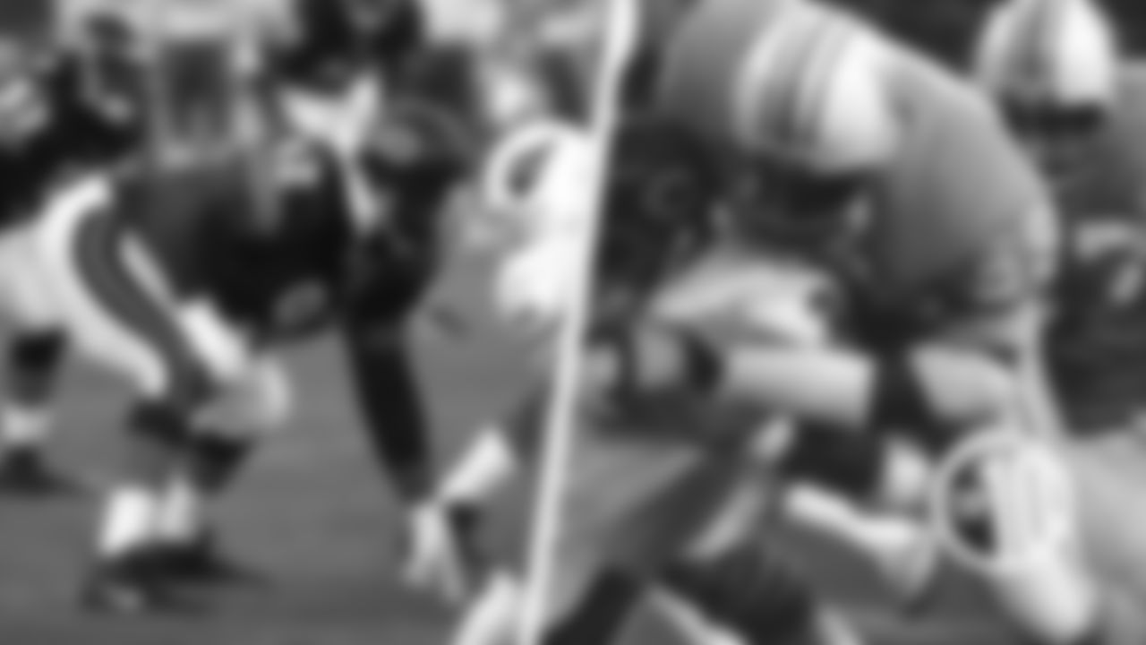 6. Ted and Ted Washington
Ted was a mammoth nose tackle with the Bears in 2001-02, while his dad Ted was an outside linebacker who played all 11 of his NFL seasons with the Houston Oilers from 1972-82.