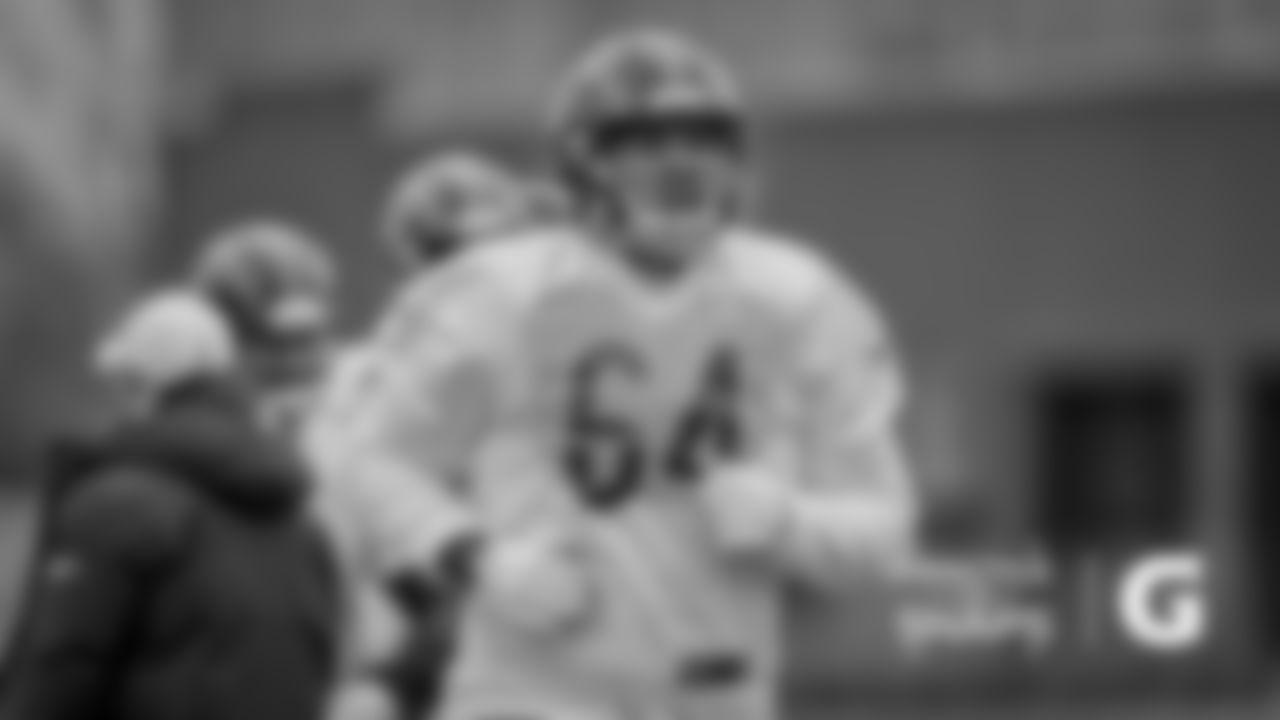OL Alex Bars