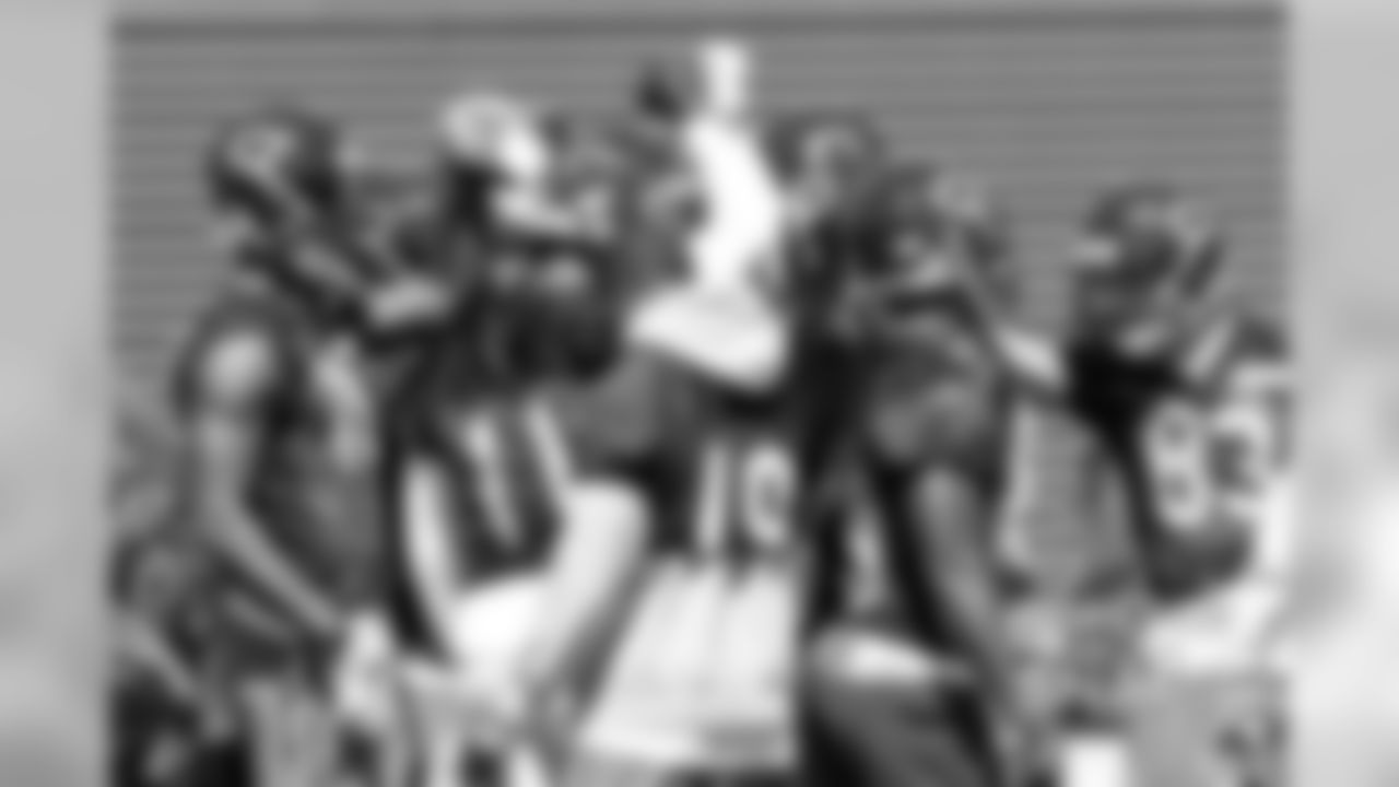 WRs huddle during practice