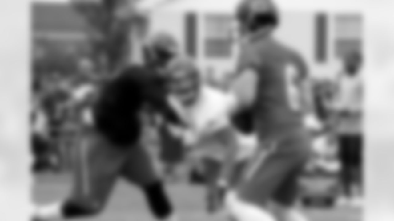 DE Trevor Scott fights to get to QB Jay Cutler