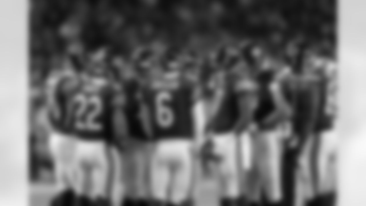 Bears offense huddles before a play