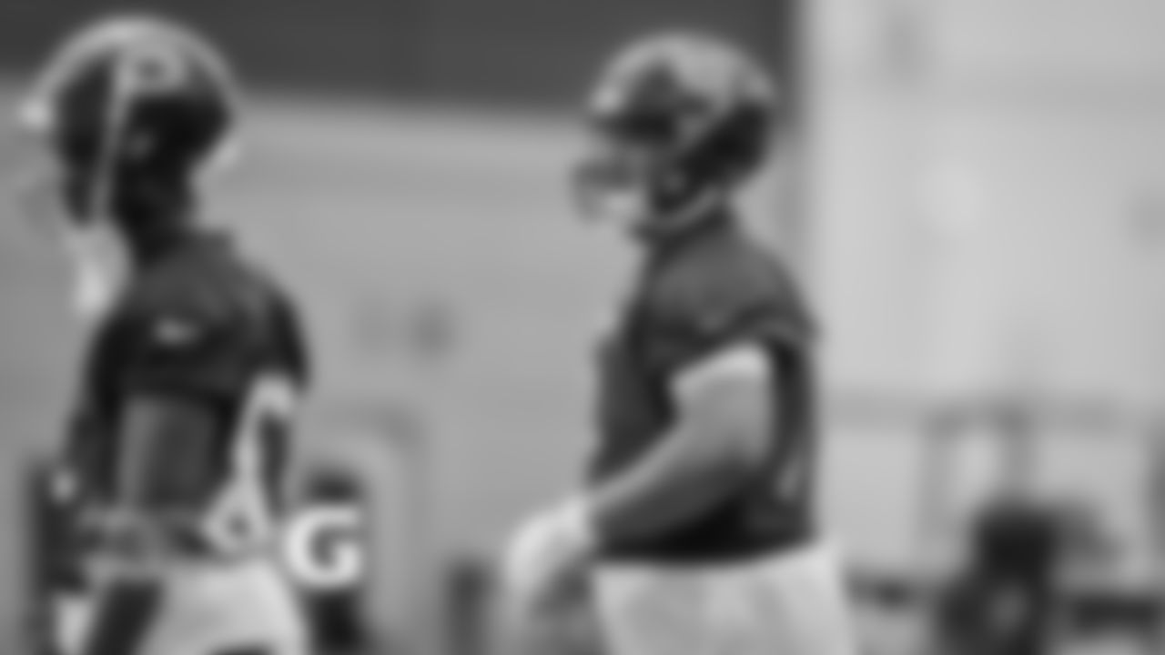 OL Larry Borom