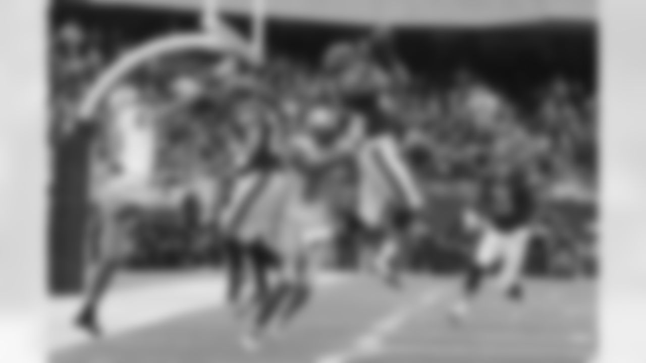 Bears S Brock Vereen intercepts a pass from Lions QB Matthew Stafford