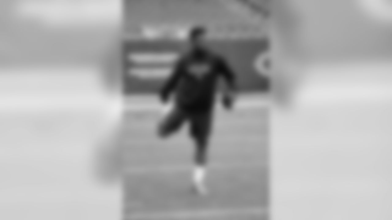 Oakland Raiders wide receiver Michael Crabtree warms up