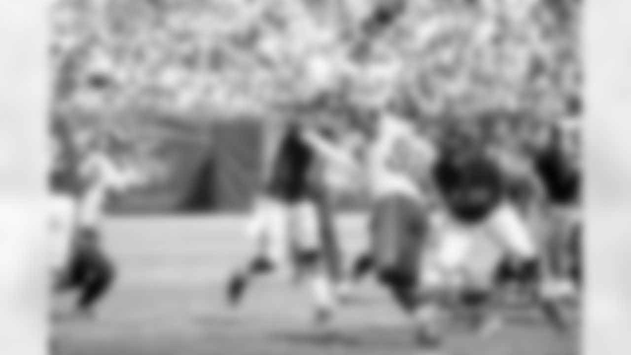 QB Jay Cutler fires a pass over the middle to WR Earl Bennett for a gain of 11 yards.