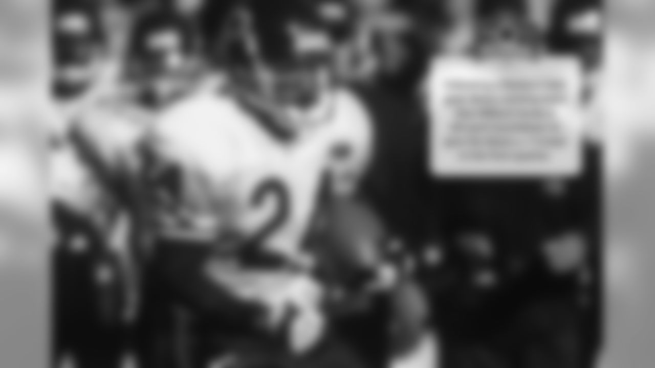 Following a Packers field goal, Bears running back Glyn Milburn broke a 49-yard touchdown to give the Bears a 7-3 lead in the first quarter.