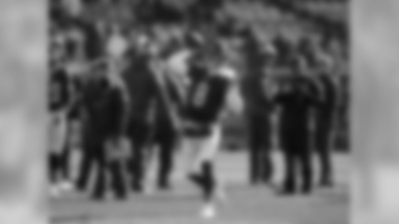 Chicago Bears quarterback Jimmy Clausen warms up