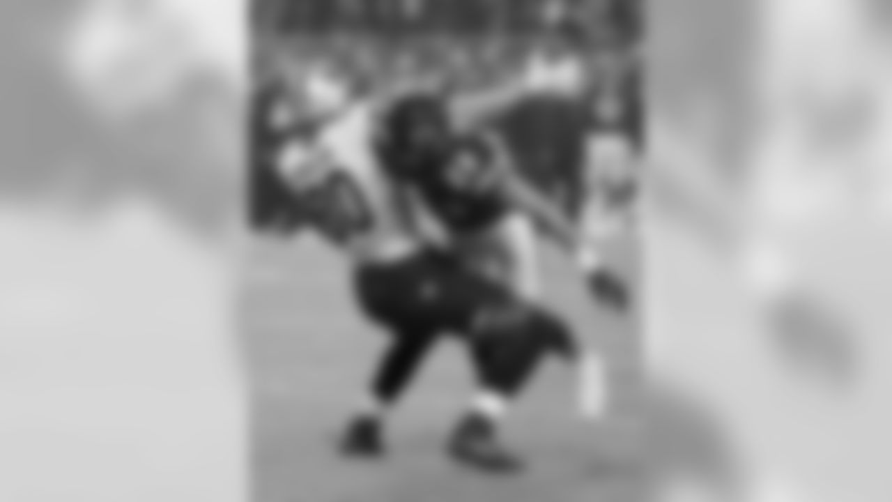 Bears CB Kyle Fuller breaks up a pass intended for Saints TE Jimmy Graham