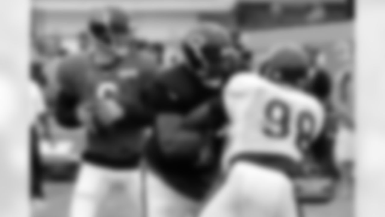RT J'Marcus Webb (center) keeps DE Corey Wootton (#98) from getting to QB Jay Cutler (#6)