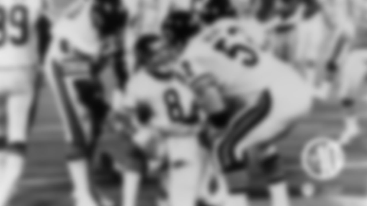 *(2) Evans engineers game-tying drive *
Quarterback Vince Evans forced overtime in the Bears' 23-17 win over the Lions Nov. 27, 1980 in Detroit by capping an impressive 94-yard drive with a 4-yard touchdown run as time expired in regulation.