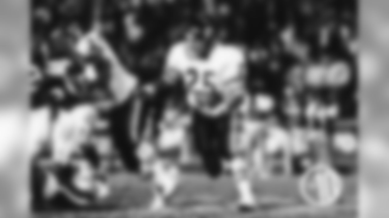 Stanford (24) - RB Brad Muster