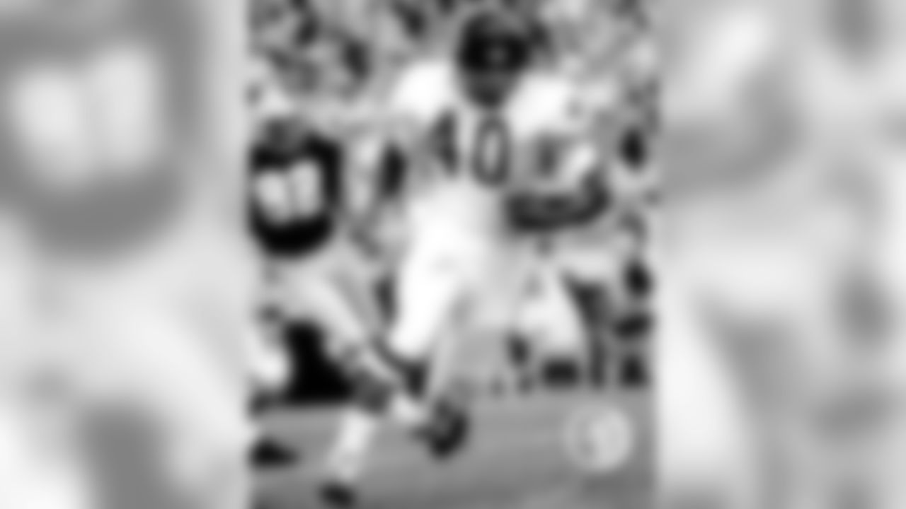 If there were a dictionary entry for "big-play threat," Sayers's picture would accompany it. The Kansas Comet scored 56 touchdowns in just six seasons, including 22 from 30 yards or longer.