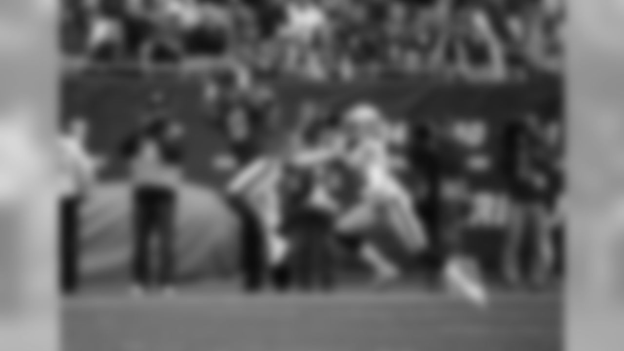 Chicago Bears wide receiver Marquess Wilson makes a catch against Oakland Raiders cornerback Neiko Thorpe