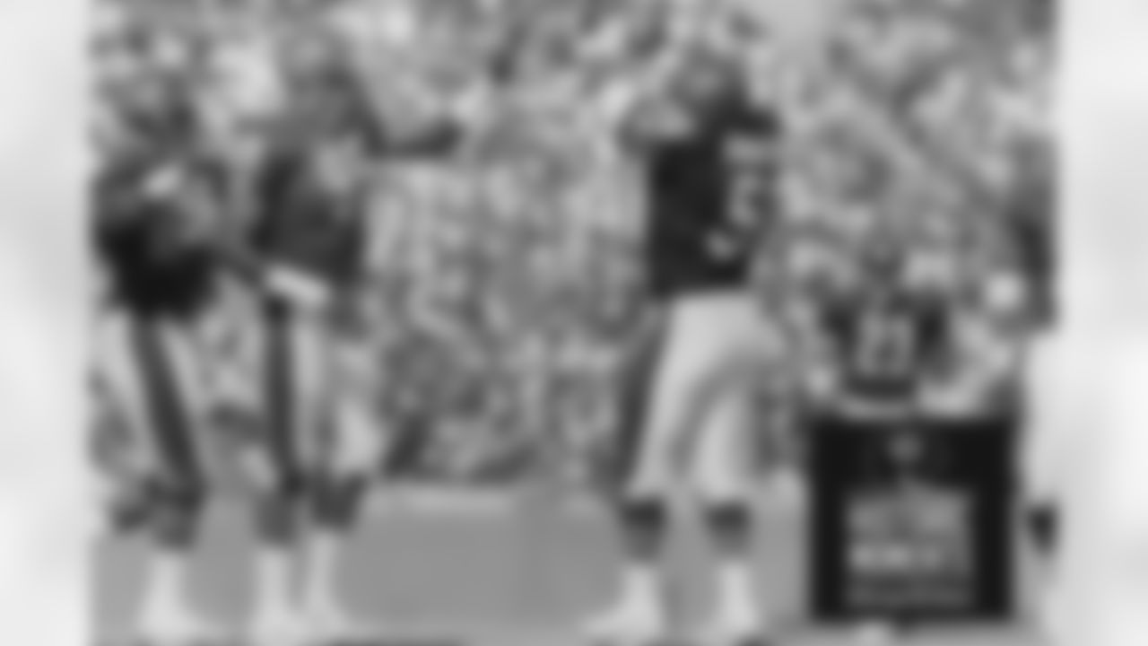 Defensive end Richard Dent [left] and middle linebacker Mike Singletary celebrate during the fourth quarter of the Bears' 45-10 win over the Redskins Dec. 30, 1984. Dent helped set up two of the Bears' four second-quarter touchdowns. Bears Historic Moments - Chicago Tribune