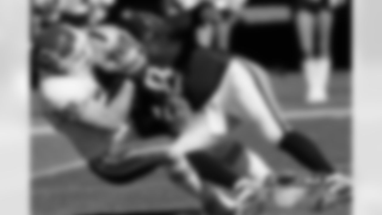 Oakland Raiders quarterback Daunte Culpepper (8) getting sacked by Kansas City Chiefs defensive end Jared Allen (69).