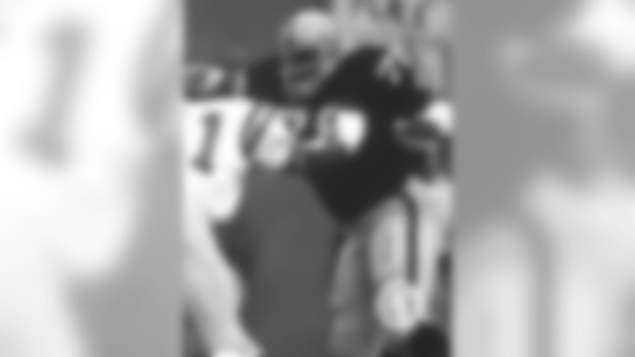 6. Art Shell - Maryland State (now Maryland-Eastern Shore)
Shell went to eight Pro Bowls in 14 years with the Oakland/Los Angeles Raiders. More importantly, in 1989, he became the first African-American head coach in the NFL since the 1920s.