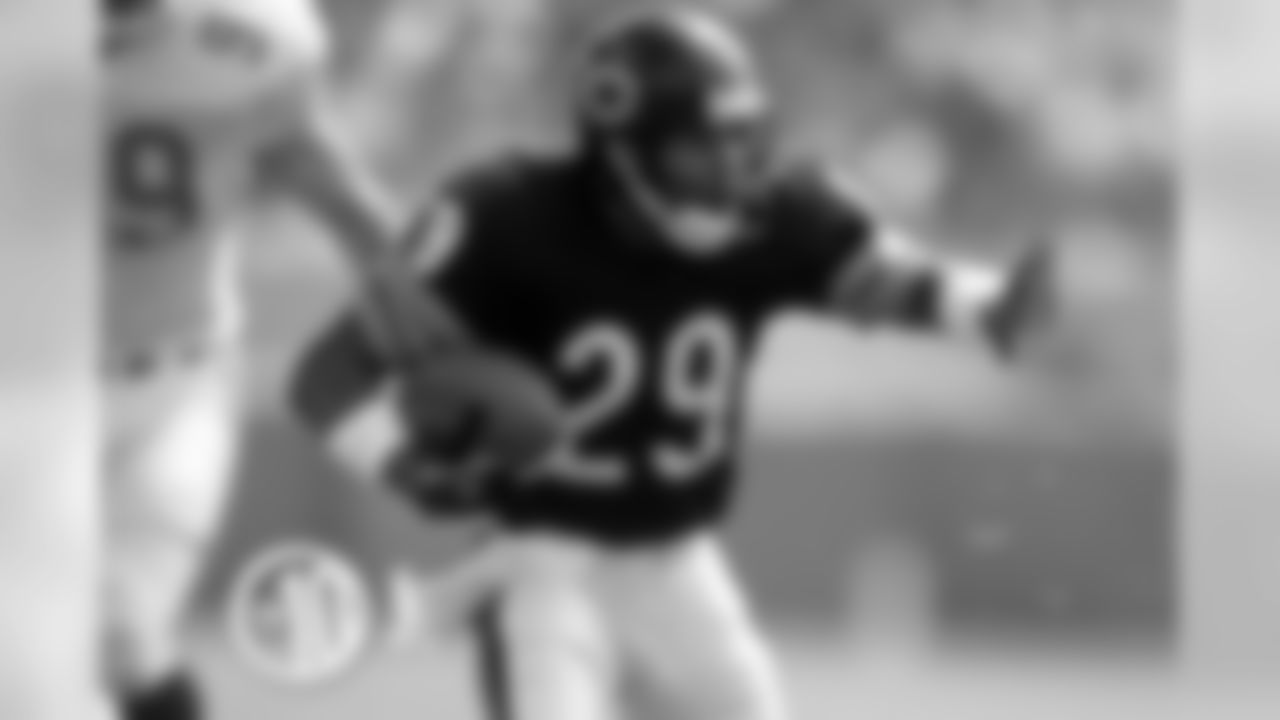 He only scored 12 career touchdowns, but Gentry had a reception of 30 yards or longer for the Bears for six consecutive seasons.