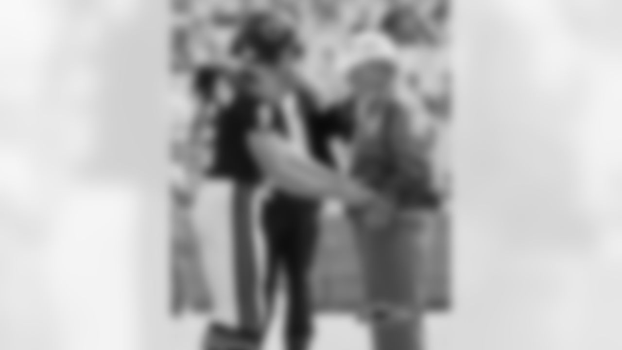 Chicago Bears' quarterback Jim McMahon greets an old friend, ex-Bears defensive coordinator and then-current Philadelphia Eagles coach Buddy Ryan