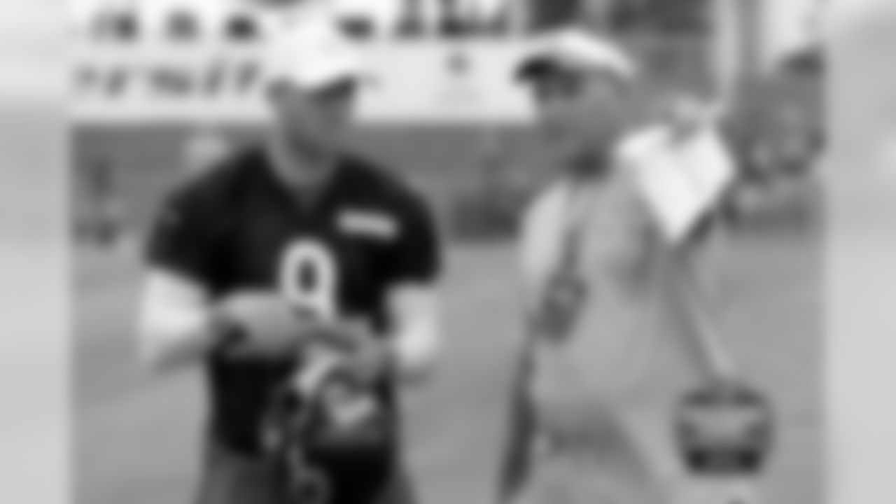 K Robbie Gould talks with Asst. Head Coach/Special Teams Coord. Joe DeCamillis