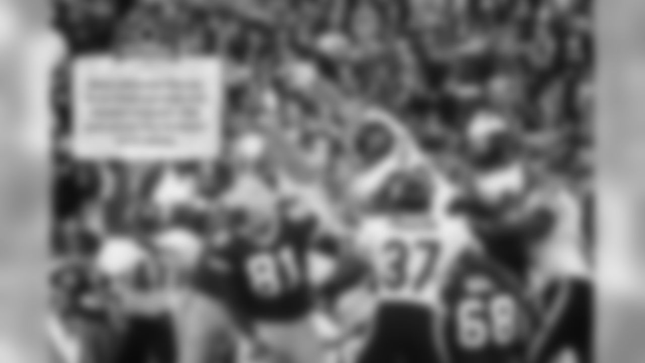 Bears defensive lineman Bryan Robinson leapt and blocked Longwell's field goal, preserving the Bears' 14-13 victory.
