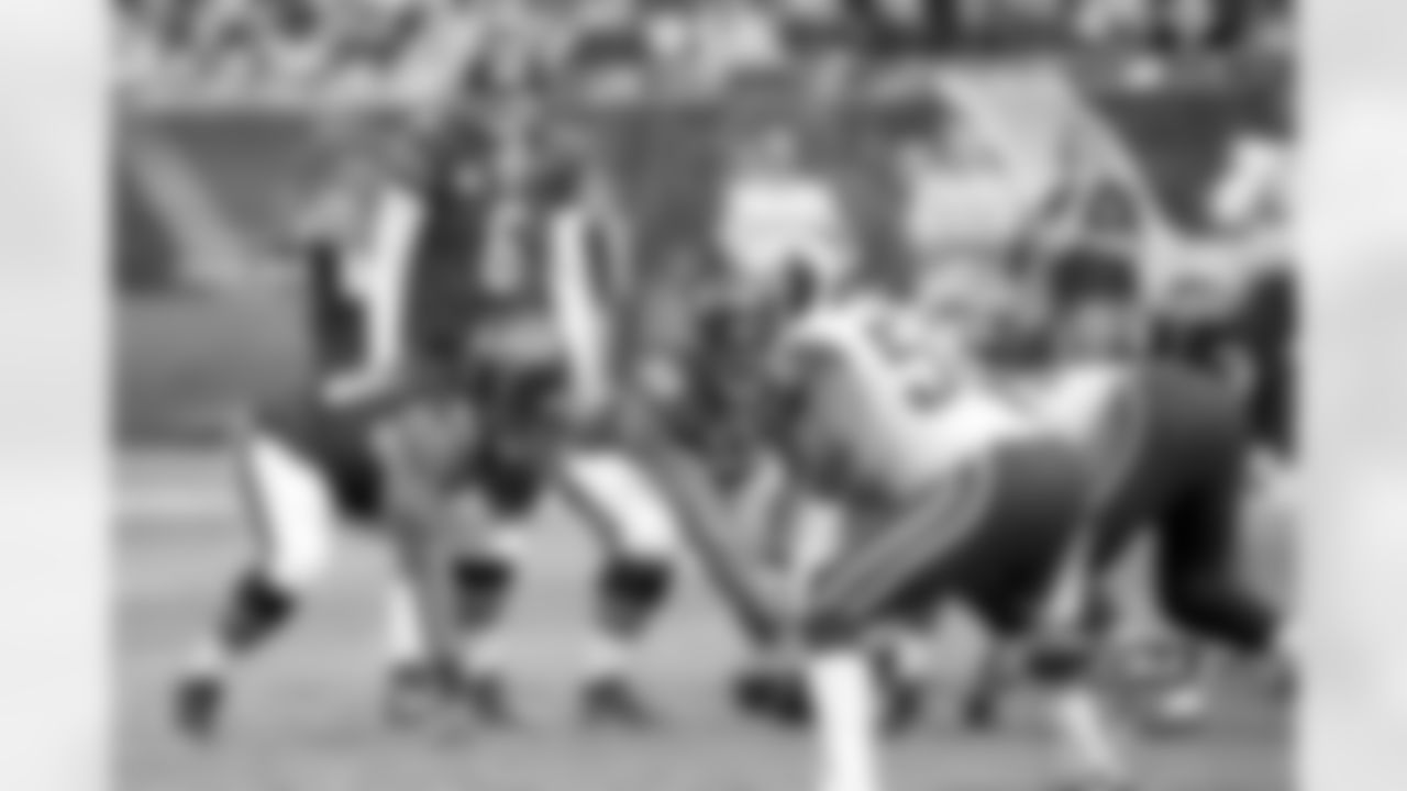 6 Jay Cutler makes offensive adjustments at the line before the snap.