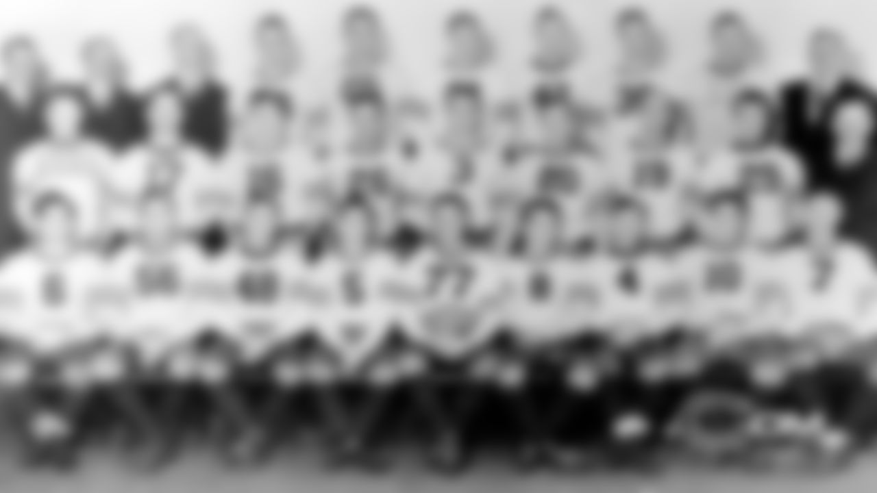 1934
3. Nagurski4. Molesworth 5. Corbett 6. Ronzani 7. Sisk 8. Brumbaugh 10. Manders 11. Buss 12. Lyman 16. Musso 17. Zeller 19. Kawal 20. Carlson 22. Carr 25. Kiesling 26. Pearson 29. Kopcha 33. Masterson 47. Rosequist 48. Feathers 56. Hewitt 76. Miller 77. Grange George Halas - Head Coach
