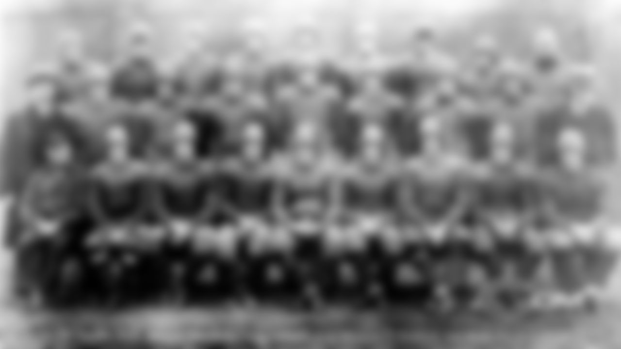 1932
2. Nesbitt 3. Nagurski 4. Molesworth 5. Corbett 7. Sisk 8. Brumbaugh 9. Franklin 13. Trafton 14. Burdick 15. Buckler 18. Murry 19. Tackwell 20. Carlson 21. Engebresten 23. Bergerson 24. Johnsos 26. Pearson 27. Doehring 29. Kopcha 56. Hewitt 76. Miller 77. Grange George Halas - President, Ralph Jones - Head Coach