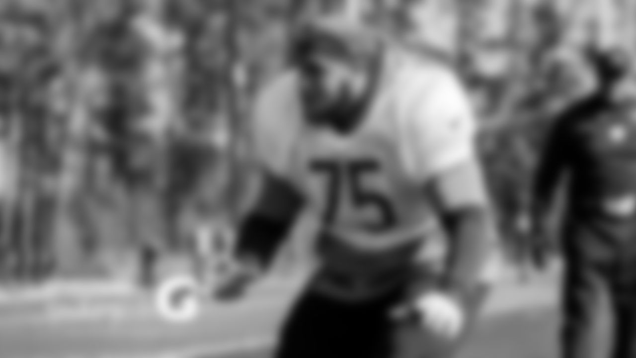 OL Larry Borom