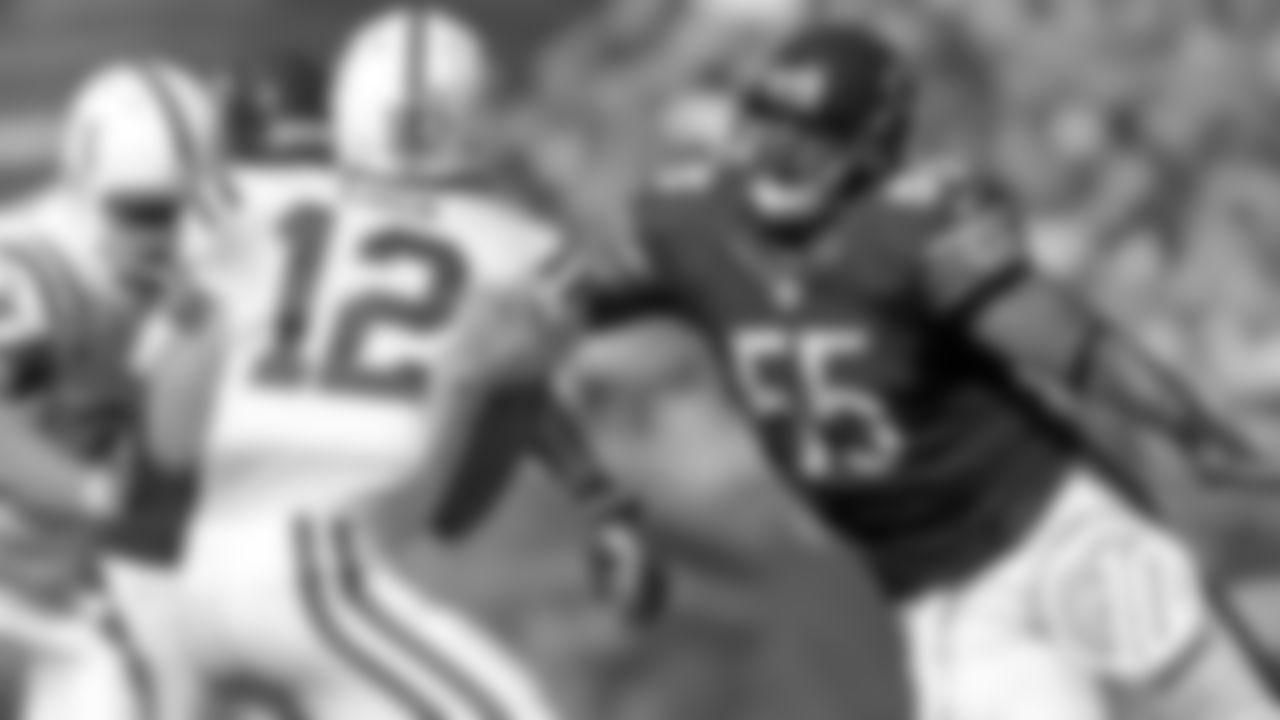 (Honorable mention) Lance Briggs, linebacker (2010-14)
Briggs was voted to back-to-back Pro Bowls in 2010 and 2011. He recorded six interceptions, returning two for touchdowns in back-to-back games against the Cowboys and Jaguars in 2012. He also registered 6.5 sacks and topped 100 tackles twice with 105 in 2011 and 103 in 2012.
