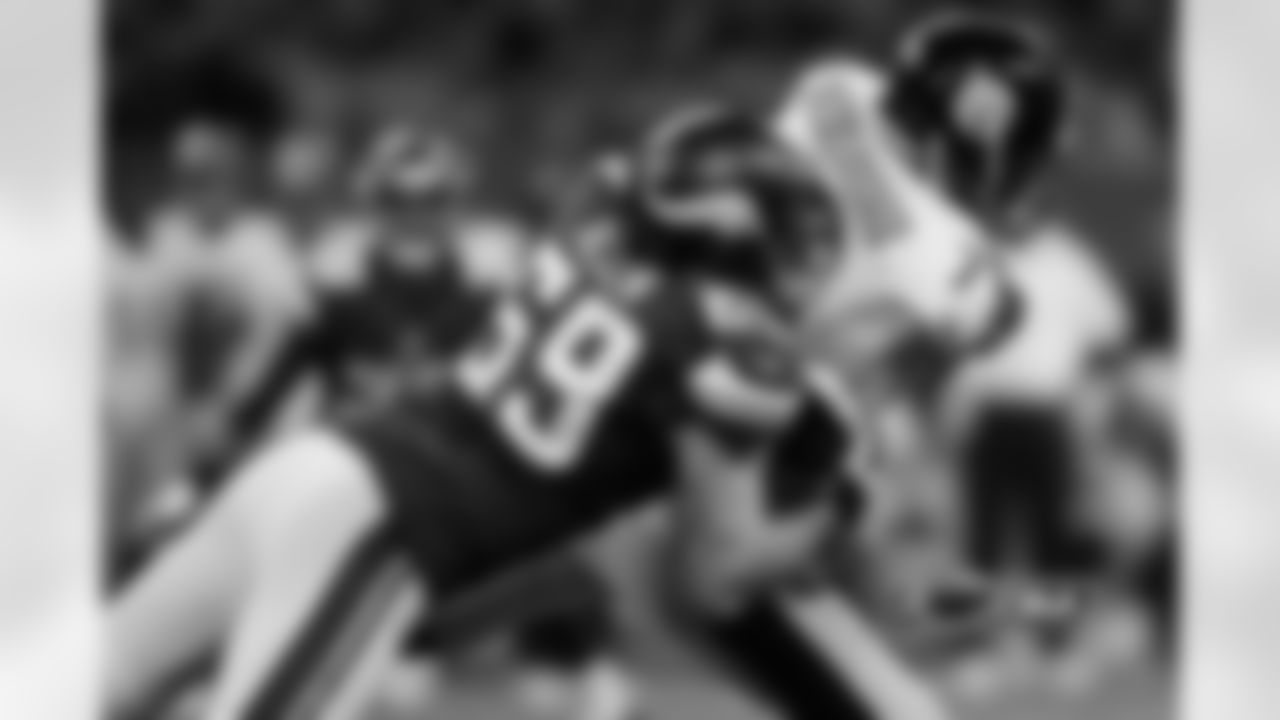Minnesota Vikings defensive end Jared Allen sacks Pittsburgh Steelers quarterback Ben Roethlisberger.