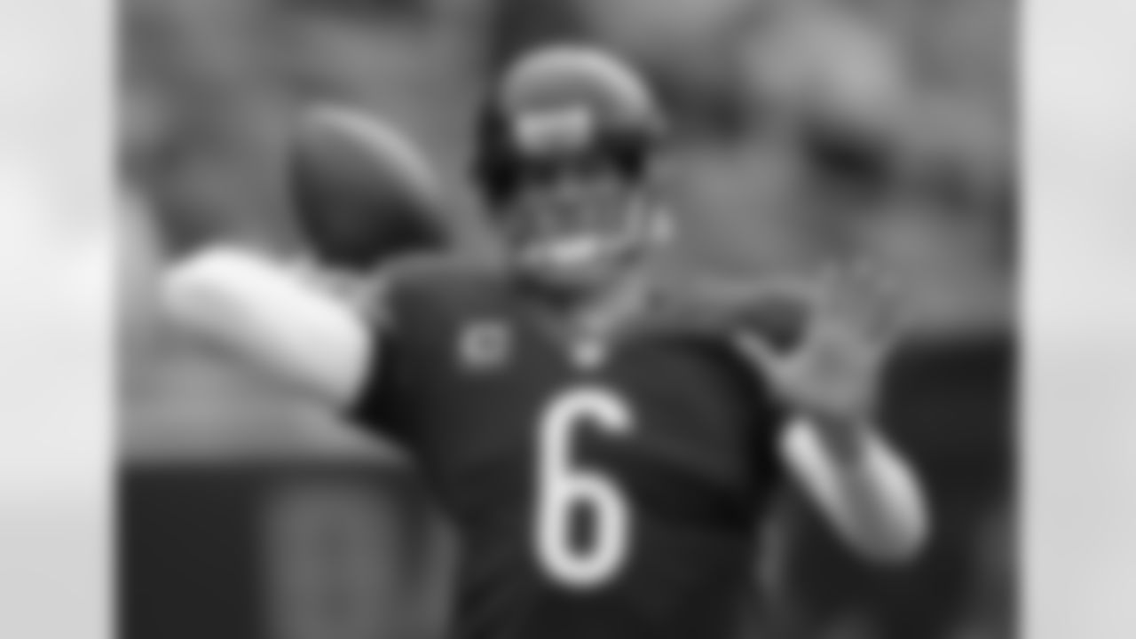 Chicago Bears quarterback Jay Cutler warms up before the Bears' NFL football game against the Cincinnati Bengals, Sunday, Sept. 8, 2013, in Chicago. (AP Photo/Nam Y. Huh)